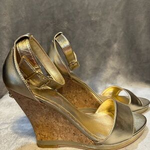 Lilly Pulitzer Brigette Chic Gold Wedge Sandals NWT never worn